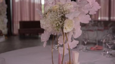 Düğün için dekorasyonu olan bir restoranda ziyafet salonu.