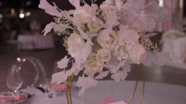 Düğün için dekorasyonu olan bir restoranda ziyafet salonu.