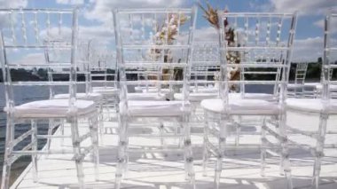 Rıhtımdaki tören için suyun arka planına karşı güzel bir düğün kemeri.