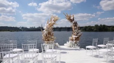 Rıhtımdaki tören için suyun arka planına karşı güzel bir düğün kemeri.