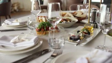 Yemek ve abur cuburlar restoranda dekorla düğün masasında.