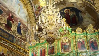 Ortodoks Kilisesi 'nin katedralinde büyük altın bir avize.