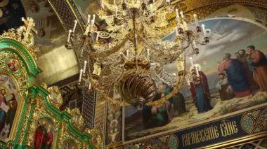 Ortodoks Kilisesi 'nin katedralinde büyük altın bir avize.