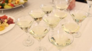 Düğün için dekorasyonu olan bir restoranda ziyafet salonu.