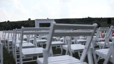  Bir çayırdaki gölün yanında düğün için bir kemer.