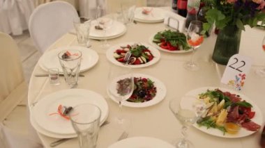  Düğün için dekorasyonu olan bir restoranda ziyafet salonu.