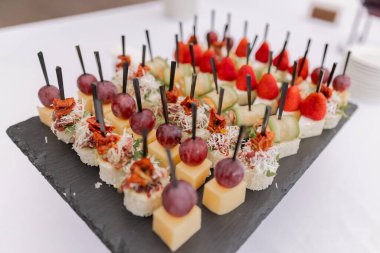 Büfe masasında yiyecek ve atıştırmalık bir şeyler.