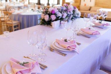 Bir restoranda düğün ziyafeti için güzel bir dekorasyon.