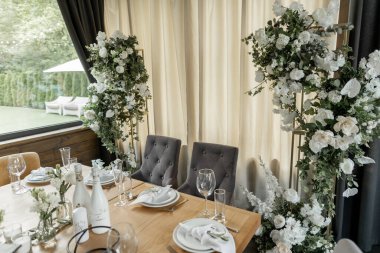 Bir restoranda düğün ziyafeti için masa dekorasyonu.