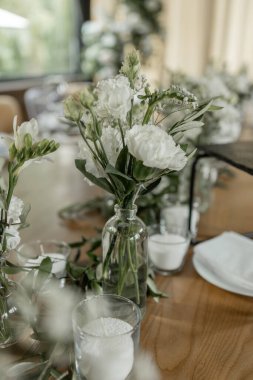 Bir restoranda düğün ziyafeti için masa dekorasyonu.