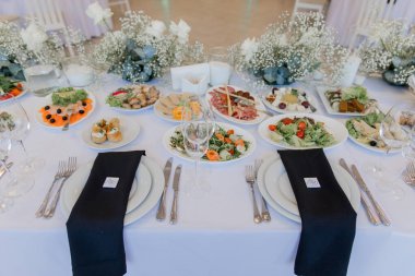 Düğün günü bir restoranda, şenlik masasında yiyecek ve içecekler.