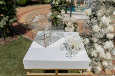 Düğün masasında altın bir alyans.