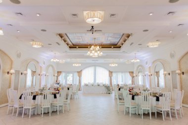 Düğün günü bir restoranda, şenlik masasında yiyecek ve içecekler.