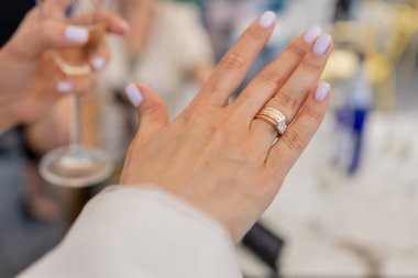 Alyansı olan bir gelin eli.