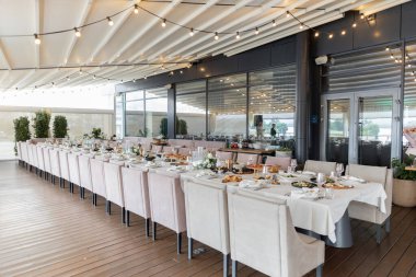 Düğün için dekorasyonu olan bir restoranda ziyafet salonu.