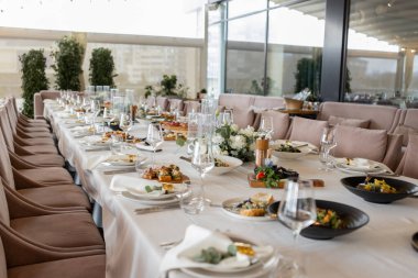 Düğün için dekorasyonu olan bir restoranda ziyafet salonu.