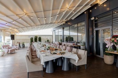 Düğün için dekorasyonu olan bir restoranda ziyafet salonu.