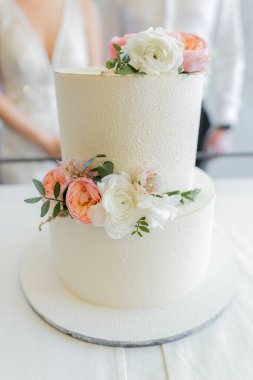 Düğünde üç katlı büyük bir pasta. Dekoru çok güzel.