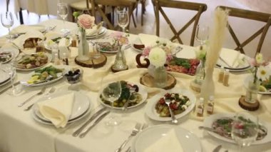 Düğün ya da doğum gününde çiçeklerle süslenmiş bir restoranda bir masa.