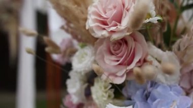 Çiçeklerden yapılmış bir düğün töreni için kemer.