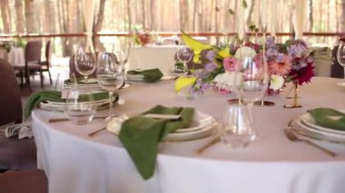 Düğün ya da doğum günü partisi için çiçek dekorasyonu, yiyecek ve içecekleri olan restoran ziyafeti salonu.
