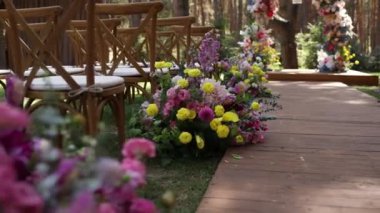 Çiçekli düğün kemeri yakın plan ve avize