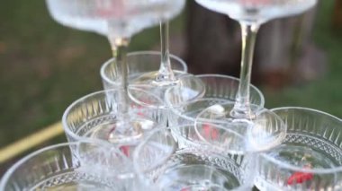 Şampanya kadehleri piramidi bir restorandaki bir masada.