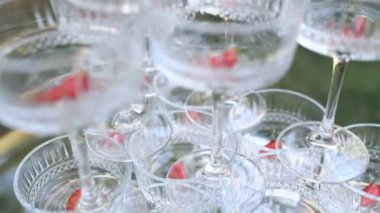 Şampanya kadehleri piramidi bir restorandaki bir masada.