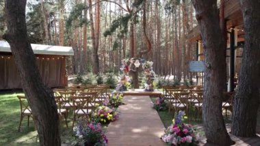 Ormanda çiçeklerden yapılmış güzel düğün kemeri.