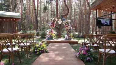 Ormanda çiçeklerden yapılmış güzel düğün kemeri.