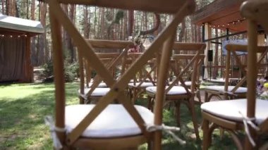 Ormanda çiçeklerden yapılmış güzel düğün kemeri.