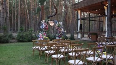 Ormanda çiçeklerden yapılmış güzel düğün kemeri.