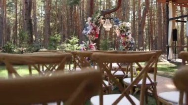 Ormanda çiçeklerden yapılmış güzel düğün kemeri.