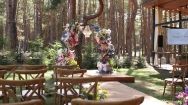 Ormanda çiçeklerden yapılmış güzel düğün kemeri.