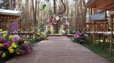 Ormanda çiçeklerden yapılmış güzel düğün kemeri.