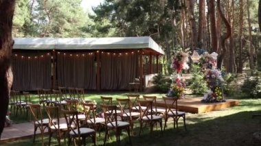 Ormanda çiçeklerden yapılmış güzel düğün kemeri.