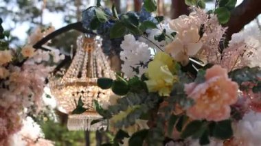 Çiçekli düğün kemeri yakın plan ve avize