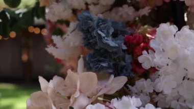 Çiçekli düğün kemeri yakın plan ve avize