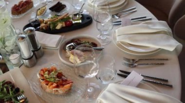 Düğün ve doğum günleri için dekor ve yemek olan bir restoranda festival salonu.