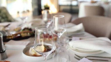 Düğün ve doğum günleri için dekor ve yemek olan bir restoranda festival salonu.