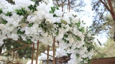 Çiçek ve dekorlu bir düğün için kemer.