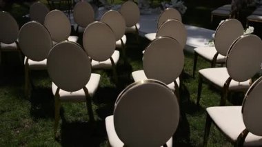 Çiçek ve dekorlu bir düğün için kemer.