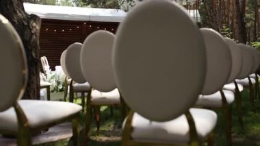 Çiçek ve dekorlu bir düğün için kemer.