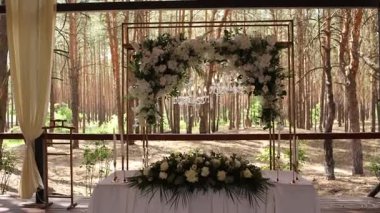 Restorandaki masada aperatifler ve salatalar.