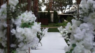 Çiçek ve dekorlu bir düğün için kemer.