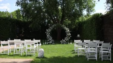 Beyaz çiçeklerden yapılmış bir düğün töreni için yuvarlak bir kemer.