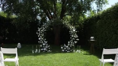 Beyaz çiçeklerden yapılmış bir düğün töreni için yuvarlak bir kemer.