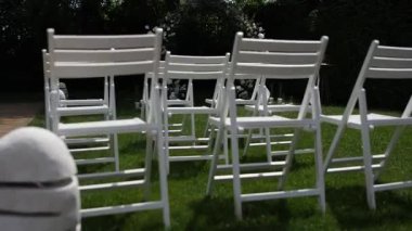 Beyaz çiçeklerden yapılmış bir düğün töreni için yuvarlak bir kemer.