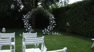 Beyaz çiçeklerden yapılmış bir düğün töreni için yuvarlak bir kemer.