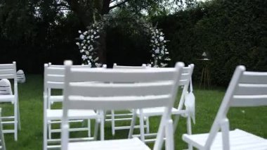 Beyaz çiçeklerden yapılmış bir düğün töreni için yuvarlak bir kemer.